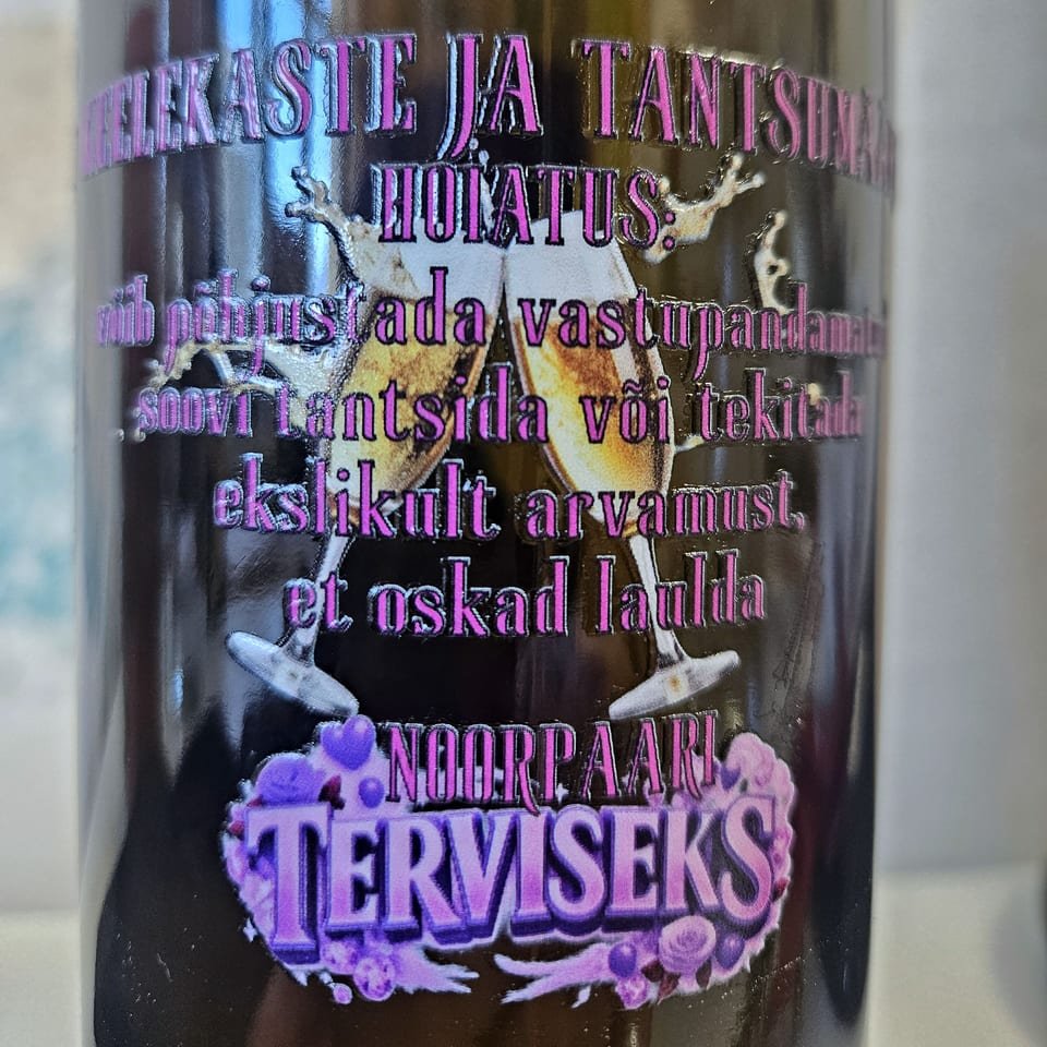 Забавная свадебная бутылка
